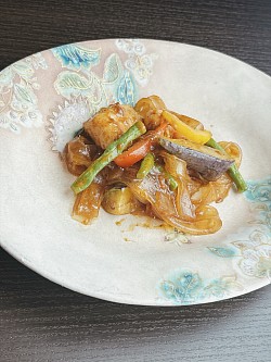 エビ、白身魚、板春雨のカレーソース煮